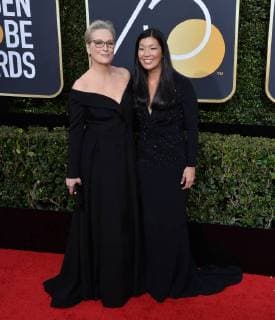 Golden Globe Awards - Stars bringen Frauen-Aktivistinnen auf den roten Teppich Actor Meryl Streep (L) and Ai-jen Poo, the head of the National Domestic Workers Alliance attend the 75th annual Golden Globe Awards at the Beverly Hilton Hotel in Beverly Hills, California on January 7, 2018.  LAP20180107869 JIMxRUYMEN