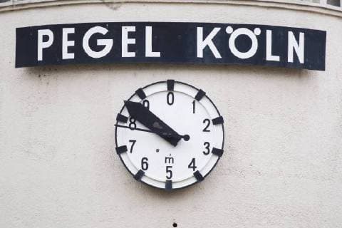 Themen der Woche Bilder des Tages Das Hochwasser des Rhein erreicht am 08. Januar 2018 in Köln den Höchststand. Die Pegeluhr am Ufer der Altstadt zeigt den Stand von in etwa 8,5 Metern an. Hochwasser in Köln *** The flood of the Rhine reached on 08 January 2018 in Cologne the peak level hours on the Bank of the old shows the level of roughly 8 5 meters of flood in Cologne