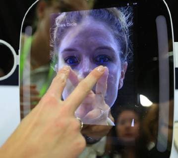 Themen der Woche Bilder des Tages (180108) -- LAS VEGAS, Jan. 8, 2018 -- A staff member displays an intelligent mirror that can show skin problems during the preview media show of the Consumer Electronics Show (CES) in Las Vegas, the United States, Jan. 7, 2018. The Consumer Electronics Show (CES) will kick off on Jan. 9 in Las Vegas. )(zf) U.S.-LAS VEGAS-CES-PREVIEW MEDIA SHOW LixYing 