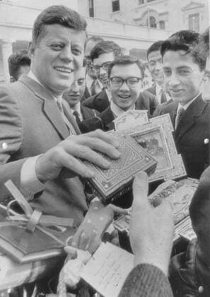US AMERICAN PRESIDENT JOHN F KENNEDY JFK WITH PRESENTS IN WASHINGTON ; 8 MARCH 1963, Copyright: Topfoto  UnitedArchivesIPU452687