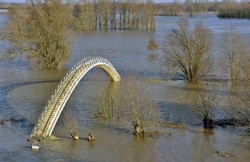 IMAGO Nature: Unsere Erde, Klimawandel, Überschwemmungen Themen der Woche Bilder des Tages Hochwasser in Nijmegen Netherlands, Nijmegen, The Netherlands, 8-1-2018 Nijmegen is gearing up for high water. The rising waters of the Rhine, Waal, is tomorrow night at the highest level. The denominations between the Waal River and the city closed. The pedestrian bridge Ooyblik, connection with the Ooijpolder is enclosed by the river water. Photo: Flip Franssen HH  Copyright: xHollandsexHoogtex xFlipxFranssenx x73935368x