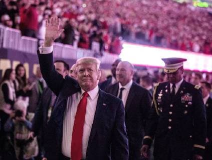 US President Donald Trump waves to the crowd after the National Anthem before the NCAA College Football Playoff National Championship at Mercedes-Benz Stadium on January 8, 2018 in Atlanta.  CFP20180108104 MARKxWALLHEISER