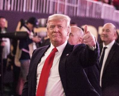 US President Donald Trump gives a thumbs up after the National Anthem before the NCAA College Football Playoff National Championship at Mercedes-Benz Stadium on January 8, 2018 in Atlanta.  CFP20180108105 MARKxWALLHEISER
