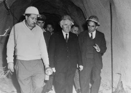 ISRAELI PRIME MINISTER DAVID BEN GURION AT NEW WATER PROJECT IN TABIGHER ; 29 MARCH 1963, Copyright: Topfoto  UnitedArchivesIPU453926