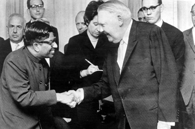 WEST GERMAN VICE CHANCELLOR LUDWIG ERHARD WITH INDIAN MINISTER SUBRAMANIAM C AFTER SIGNING A DUCUMENT IN BONN ; 25 APRIL 1963, Copyright: Topfoto  UnitedArchivesIPU455409