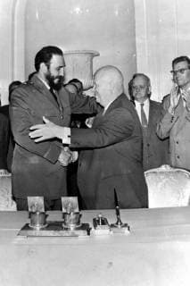 SOVIET PRIME MINISTER NIKITA KHRUSHCHEV WITH CUBAN PREMIER FIDEL CASTRO IN MOSCOW ; 25 MAY 1963, Copyright: Topfoto  UnitedArchivesIPU457361