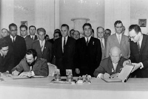 SOVIET PRIME MINISTER NIKITA KHRUSHCHEV WITH CUBAN PREMIER FIDEL CASTRO IN MOSCOW SIGN A AGREEMENT COMMUNIQUE ; 26 MAY 1963, Copyright: Topfoto  UnitedArchivesIPU457386