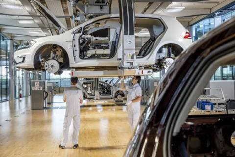 Elektrifizierungsoffensive von VW DEU Sachsen Dresden: Wegen der starken Nachfrage für den neuen e-Golf führt Volkswagen in der Gläsernen Manufaktur Dresden wieder eine zweite Schicht ein. Dadurch verdoppele sich die Tagesproduktion ab März 2018 von 35 auf 70 elektrische Golfs. Nach dem Start des e-Golf im April 2017 gehen wir nun mit der zweiten Schicht einen weiteren wichtigen Schritt für Dresden als Standort der Elektromobilität von Volkswagen, kommentierte der Dresdner Manufaktur-Chef Lars Dittert die Konzernentscheidung aus Wolfsburg. Der Autohersteller Volkswagen will in den kommenden fünf Jahren massiv in die Elektromobilität investieren. Bis Ende 2022 mehr als 34 Milliarden Euro in E-Autos, autonomes Fahren und die Digitalisierung fließen, kündigte der Wolfsburger Konzern 2017 an. Der Konzern hat eine Elektroauto-Of