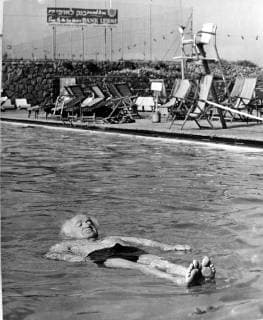 FORMER ISRAELI PRIME MINISTER DAVID BEN GURION FLOATING ON WATER IN JERUSALEM ; 1 AUGUST 1963, Copyright: Topfoto  UnitedArchivesIPU461179