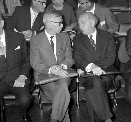 WERNER HEISENBERG W MAXPLANCK MEDAL WITH RUDOLF ERNST PEIERLS IN HAMBURG ; 11 SEPTEMBER 1963, Copyright: Topfoto  UnitedArchivesIPU463219