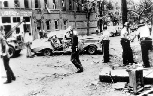 IMAGO History, U.S. Bürgerrechtsbewegung: 1954-1968 16 SEPTEMBER 1963 DAMAGE CAUSED AFTER A DYNAMITE EXPLOSION OUTSIDE THE 16TH STREET BAPTIST CHURCH WHICH KILLED FOUR GIRLS IN A RACIAL ATTACK IN BIRMINGHAM, ALABAMA, USA., Birmingham Alabama United States Copyright: Topfoto  UnitedArchivesIPU463404