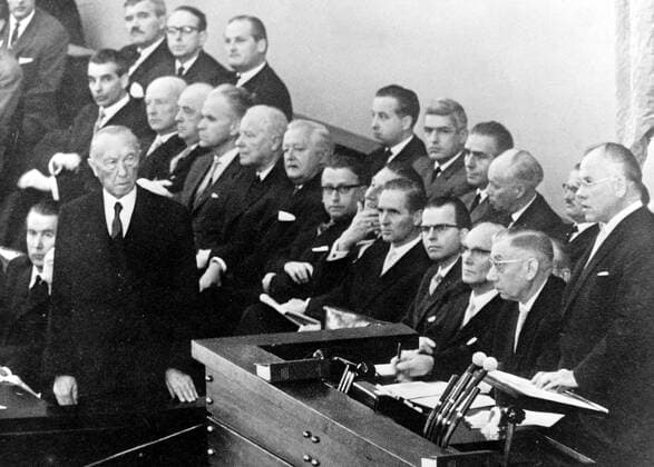 FORMER WEST GERMAN CHANCELLOR KONRAD ADENAUER WITH NEW LUDWIG ERHARD AND HEINRICH LUEBKE IN BONN ; 17 OCTOBER 1963, Copyright: Topfoto  UnitedArchivesIPU465107