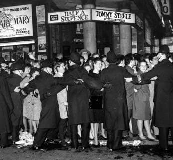 ROYAL VARIETY SHOW IN LONDON - POLICE HOLD THE BEATLES FANS ; 4 NOVEMBER 1963, Copyright: Topfoto  UnitedArchivesIPU466188