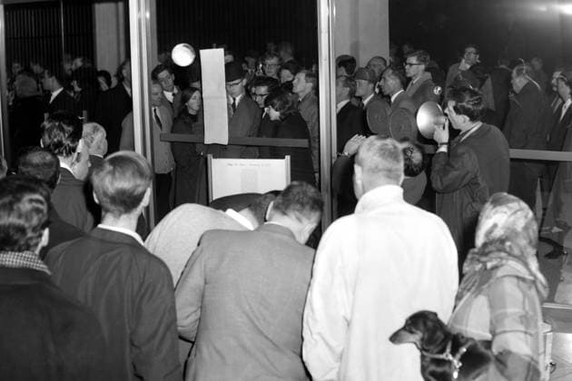 IMAGO History, Ermordung von US-Präsident John F. Kennedy in Dallas, 1963 22 NOVEMBER 1963 CROWDS FLOCK TO THE AMERICAN EMBASSY ON THE NEWS THAT PRESIDENT JOHN F KENNEDY HAS BEEN ASSASSINATED IN DALLAS, TEXAS. LONDON, ENGLAND., London United Kingdom England Copyright: Topfoto  UnitedArchivesIPU467286
