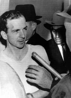 LEE HARVEY OSWALD INTERVIEWED AFTER BEING ACCUSED OF KILLING US AMERICAN PRESIDENT JOHN F KENNEDY JFK IN DALLAS ; 24 NOVEMBER 1963, Copyright: Topfoto  UnitedArchivesIPU467340