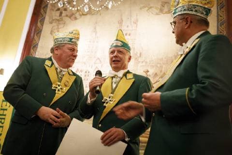 Tom Buhrow mit Michael Kreuzberg und Hans-Georg Haumann bei der Ernennung zum Major der Reserve der Ehrengarde der Stadt Köln 1902 e.V.im Hotel Excelsior. Köln, 09.01.2017 *** Tom Buhrow with Michael Kreuzberg and Hans Georg Haumann in appointments to the rank of major of the reserve of the honor guard of the city of Cologne 1902 e V at the Hotel Excelsior Cologne 09 01 2017 Foto:xC.xHardtx xFuturexImage