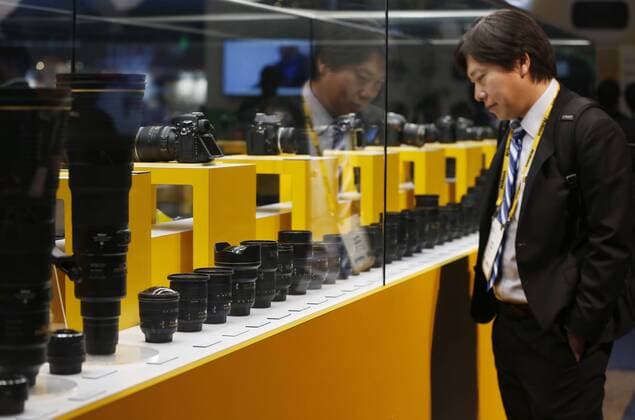 (180110) -- LAS VEGAS, Jan. 10, 2018 -- A man visits the booth of Nikon at the Consumer Electronics Show (CES) in Las Vegas, the United States, Jan. 9, 2018. The show kicked off here Tuesday. ) (lrz) U.S.-LAS VEGAS-CONSUMER ELECTRONICS SHOW LixYing 