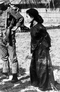IMAGO History, Vietnamkrieg: 1955-1975 VIETNAM WAR VIET CONG WOMAN CAPTURED ; 6 APRIL 1964, BA XUYEN Copyright: Topfoto  UnitedArchivesIPU474468