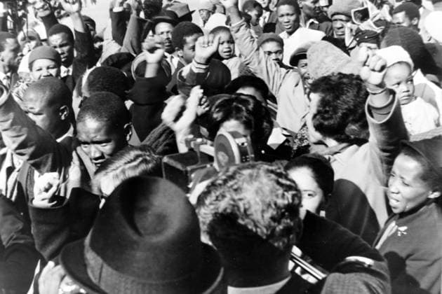 IMAGO History, Ende der Apartheid in Südafrika: 1990-1994 LAW & ORDER AFRICANS ASSEMBLE OUTSIDE COURT AFTER VERDICTS TO PRISON NELSON MANDELA IN PRETORIA ; 12 JUNE 1964, Copyright: Topfoto  UnitedArchivesIPU478779
