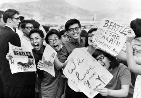 FANS OF BEATLES AT KAI TAK AIRPORT IN HONG KONG, BEATLEMANIA ; 13 JUNE 1964, Copyright: Topfoto  UnitedArchivesIPU478836
