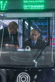 Themen der Woche Bilder des Tages (180110) -- TVER (RUSSIA), Jan. 10, 2018 -- Russian President Vladimir Putin (R) inspects the cabin of a tram at the Tver Carriage Works in Tver, Russia, on Jan. 10, 2018. Inflation in Russia hit a record low of 2.5 percent last year, the country s official statistics service Rosstat said Wednesday. The Russian economy is improving and the positive momentum continues, President Vladimir Putin said Wednesday when visiting the railway carriage factory. ) RUSSIA-TVER-PUTIN-VISIT BaixXueqi 