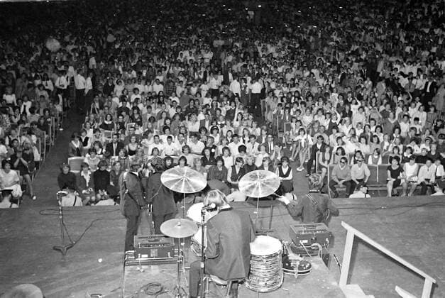 THE BEATLES POP GROUP PAUL MCCARTNEY, RINGO STARR, GEORGE HARRISON AND JOHN LENNON ON STAGE IN MILWAUKEE ; 10 SEPTEMBER 1964, Copyright: Topfoto  UnitedArchivesIPU483810