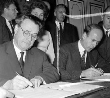 M GISCARD D ESTAING V G WITH NIKOLAI PATOLICHEV SIGN FRANCE RUSSIA TRADE PACT IN PARIS ; 1 NOVEMBER 1964, Copyright: Topfoto  UnitedArchivesIPU487725