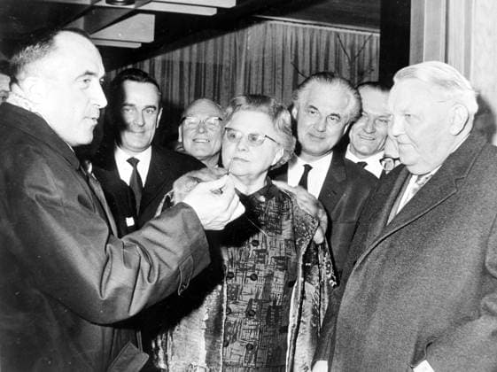 LUISE ERHARD WITH RUF ARCHITECT AND WERNER DOLLINGER IN BONN ; 16 NOVEMBER 1964, Copyright: Topfoto  UnitedArchivesIPU488565