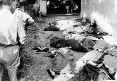 26 NOVEMBER 1964 Some of the hostages, mostly Belgians and American, including men, women and children, who were machine gunned to death by Congolese rebels at the back of the Victoria Hotel after the dropping of Belgian paratroopers in Stanleyville, Congo., Stanleyville Congo Copyright: Topfoto  UnitedArchivesIPU489121