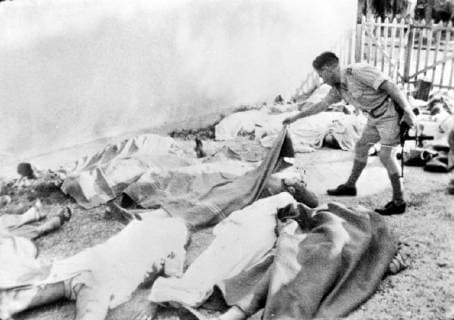SOLDIER CHECKS BODIES OF HOSTAGES MASSACRED BY REBEL IN STANLEYVILLE, CONGO ; 26 NOVEMBER 1964, STANLEYVIL Copyright: Topfoto  UnitedArchivesIPU489131