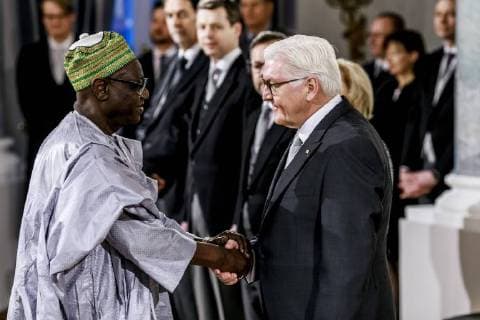 Themen der Woche Frank-Walter Steinmeier, SPD, Bundespraesident, empfangt den Botschafter des Tschad, Abdoulaye Senoussi Mahamat, beim Neujahrsempfang fuer die in Deutschland akkreditieren Botschafter beim Bundespraesident in Schloss Bellevue Berlin, 11.01.2018. Berlin Deutschland *** Frank Walter Steinmeier s SPD President receive the Ambassador of Chad Abdoulaye Senoussis Mahamat at the new year reception for which in Germany accredited Ambassador to the Federal President in Schloss Bellevue in Berlin 11 01 2018 Berlin Germany Copyright: xMichaelxGottschalk photothek.netx