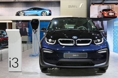 Elektroauto BMW i3 facelift vor BMW i - Schriftzug, Belgienpremiere, 96. European Motor Show Brussels, Salon Auto Moto, 12.-21.01.2018, Pressetag 10.01.2018, Brüssel (Belgien), Autoausstellung, Messe, Brussels Expo (Heysel) *** Electric car BMW i3 facelift before BMW i lettering Belgium premiere 96 European motor show Brussels Salon Auto Moto 12 21 01 2018 press day 10 01 2018 Brussels Belgium Brussels Expo Heysel Exhibition Centre car exhibition