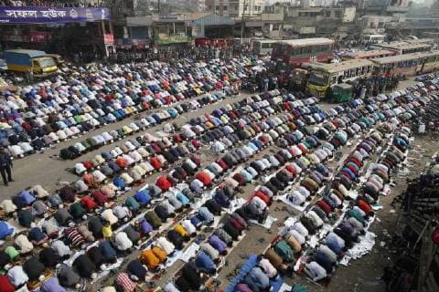 Themen der Woche Bilder des Tages January 12, 2018 - Tongi, Bangladesh - Bangladeshi Muslim devotees offer Jumma prayer on the first day of the Biswa Ijtema, the second largest Muslim congregation of the world, at Tongi, near Dhaka, Bangladesh. The first phase of Biswa Ijtema starts today with Jumma prayer and Muslim devotees from across the world participate in the second world congregation of Muslims. Tongi Bangladesh - ZUMAd117 20180112_zap_d117_009 Copyright: xSuvraxKantixDasx