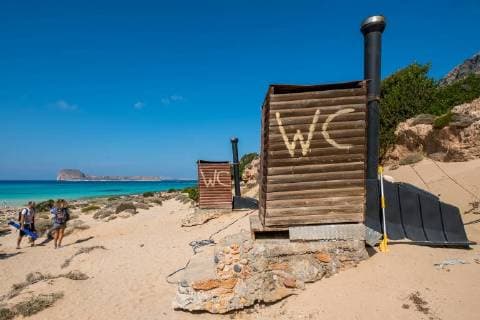 einfache Toiletten am Traumstrand von Balos Beach, WC, Sandstrand, Gramvousa Halbinsel, Kreta, Griechenland, Europa !ACHTUNGxMINDESTHONORARx60xEURO! *** Toilets on the beach of Balos Beach toilet sandy beach of Gramvousa peninsula of Crete, Greece, Europe ACHTUNGxMINDESTHONORARx60xEURO