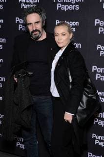 Premiere du film Pentagon papers a Paris. Premiere du film Pantagon Papers. Emmanuelle Beart et son compagnon Frederic.. Premiere of the movie Pentagon papers in Paris. 223434 2018-01-13 Paris France Beart, Emmanuelle  Copyright: xSergexArnalx xStarfacex STAR_223434_051