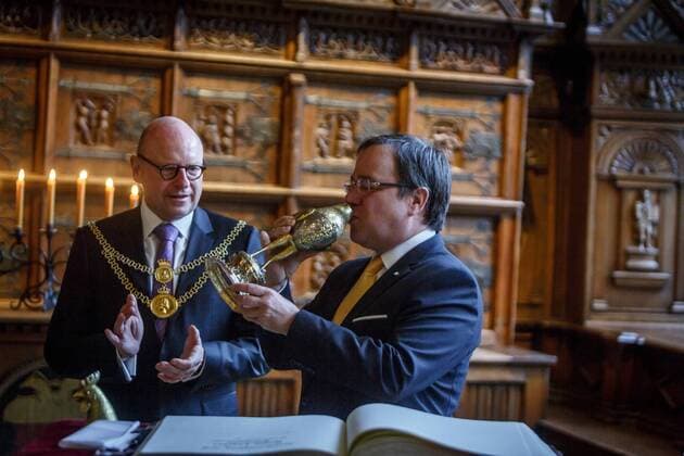 Germany North Rhine-Westphalia Munster 14 01 2018 new year s reception of Münster reception at the peace Hall of the historic town hall Armin Laschet CDU Prime Minister of North Rhine-Westphalia re and Markus Lewe CDU Mayor of Münster honor trunk from the golden rooster