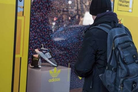 Themen der Woche Bilder des Tages Berlin Adidas-BVG-Turnschuh Adidas-BVG-Turnschuh. Jugendliche warten am Montagmorgen den 15. Januar auf den Verkauf des Adidas-BVG-Turnschuh Sneaker EQT Support 93 , der am Dienstag den 16. Januar 2018 ab 10.00 Uhr in Berlin in einer limitierten Auflage von 500 Stueck verkauft wird. Manche der Jugendlichen sind bereits seit Sonntagabend 21.00 Uhr vorort, andere sind ueber 600 Km aus NRW angereist um den Turnschuh, der auch als Jahreskarte der Berliner Verkehrsbetriebe gueltig ist, fuer 180,- Euro zu kaufen. 15.1.2018, Berlin *** Berlin BVG adidas sneaker adidas BVG sneaker young people wait on Monday morning the 15 January on sale adidas BVG sneaker sneaker EQT support 93 of Tuesday 16 January 2018 ab 10 00 watch sold in Berlin in a limited edition of 500 pieces some will Young people have been since Sunday evening 21 00 watch suburb