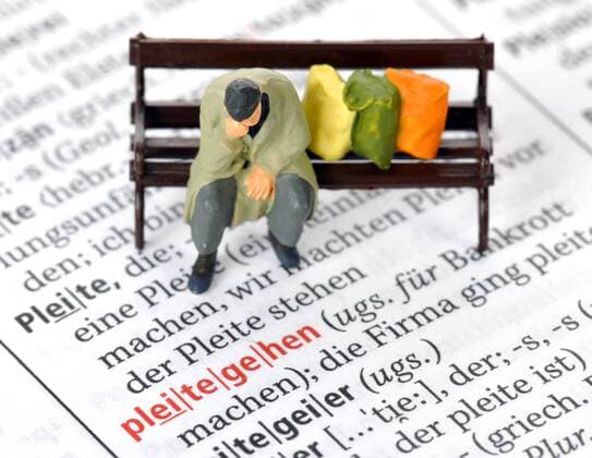 Altersarmut, Mann sitzt auf Parkbank mit Habseligkeiten, Deutschland old-age poverty, senior sitting on a bench, Germany BLWS472235 Copyright: xblickwinkel McPHOTO M.xWeberx