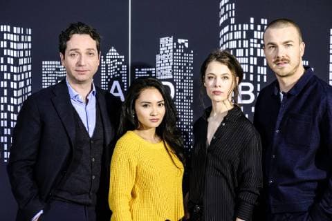Marc Limpach,Mai Duong Kieu, Paula Beer, Albrecht Schuch Die Serie Bad Banks entführt den Zuschauer in die schillernde Welt der Hochfinanz, in der riskante Geldgeschäfte das Adrenalin durch die Adern der beteiligten Akteure jagen. Ab dem 3. März 2018 zeigt das ZDF das Thriller-Drama (Sendetermine auf ARTE: 1. und 2. März 2018) als Serien-Event. Bad Banks wird vorab auch komplett in der ZDF-Mediathek zu sehen sein. Die junge Investment-Bankerin Jana Liekam glaubt beruflich vor dem Aus zu stehen, als ihr die Luxemburger Investmentbankerin Christelle Leblanc eine Alternative bietet. Jana wechselt nach Frankfurt und beeindruckt dort den neuen Investmentchef Gabriel Fenger. Sie muss schnell lernen, mit den Wölfen zu heulen und ihre ganz eigenen Tricks zu nutzen, um an die Spitze zu kommen und dort erfolgreich zu überleben. In