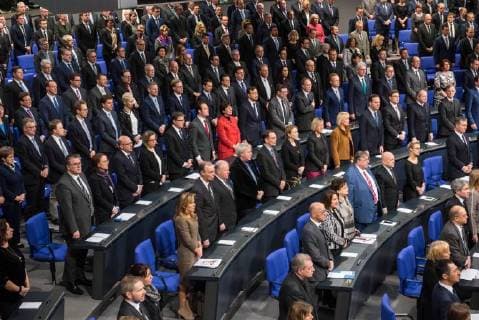 Themen der Woche Politik Staatsakt fuer Philipp Jenninger Staatsakt fuer den am 4. Januar 2018 verstorbenen ehemaligen Bundestagspraesident Dr. Philipp Jenninger am Donnerstag den 17. Januar 2018 im Deutschen Bundestag. Im Bild: Die Abgeorndeten des Deutschen Budnestag und Trauergaeste singen zum Abschluss des Staatsakt die Nationalhymne. 18.1.2018, Berlin *** Policy state funeral for Philipp Jenninger state funeral on the on 4 January 2018 on Thursday 17 January 2018 in the German Bundestag In the picture the Abgeorndeten of the German Budnestag and mourners sing deceased former Dr Philipp Jenninger President of the Bundestag to the Conclusion of State ceremony the national anthem 18 1 2018 Berlin