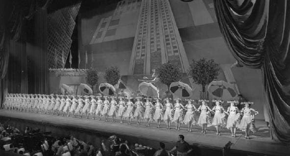The Rockettes, the showgirls who performed at Radio City Music Hall in New York. This was a Picture Post feature about their lives shot in 1952. Photograph by George Douglas, New York New York United States Copyright: Topfoto  !ACHTUNG AUFNAHMEDATUM GESCHÄTZT! UnitedArchives1373262