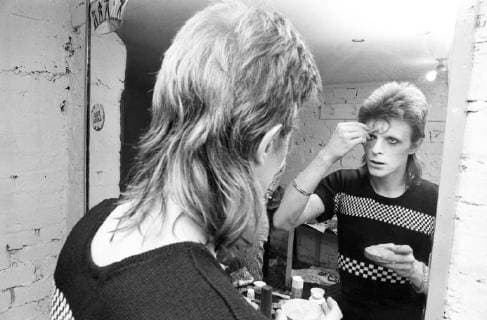 David Bowie 22 May 1973 Backstage at Lewisham, London, making up for a Ziggy Stardust concert with members of the band visible, reflected in the mirror. Premium collection: MINIMUM FEES APPLY please check with requests@topfoto.co.uk, London United Kingdom England Copyright: Topfoto  UnitedArchives1389518