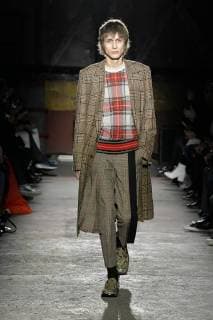 (180119) -- PARIS, Jan. 19, 2018 -- A model presents a creation of Dries Van Noten during the men s fashion week for 2018-19 autumn winter men s collection in Paris, France on Jan. 18, 2017. ) (psw) FRANCE-PARIS-MEN S FASHION WEEK-DRIES VAN NOTEN PieroxBiasion 