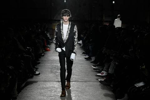 (180119) -- PARIS, Jan. 19, 2018 -- A model presents a creation of Dries Van Noten during the men s fashion week for 2018-19 autumn winter men s collection in Paris, France on Jan. 18, 2017. ) (psw) FRANCE-PARIS-MEN S FASHION WEEK-DRIES VAN NOTEN PieroxBiasion 