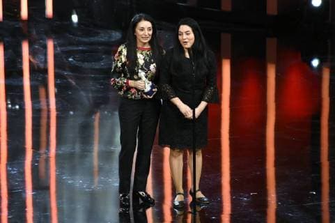 Yasemin Samdereli and Nesrin Samdereli at the ceremony of the Bavarian film awards 2017 in the Prinzregententheater Munich 19 39 01 2018 Foto:xP.xSchönbergerx xFuturexImage