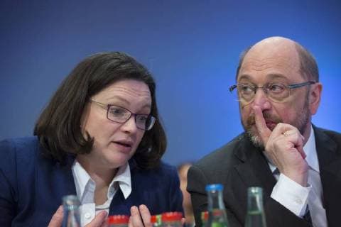 Themen der Woche Andrea Nahles, SPD und Martin Schulz, Parteivorsitzender der SPD auf dem SPD Parteitag zur Abstimmung ueber Koalitionsverhandlungen, Bonn, den 21.01,2018. Bonn Deutschland *** Andrea Nahles, SPD and Martin Schulz, Party Chairman of the SPD on the SPD Party Conference to vote on coalition talks Bonn the 21 01 2018 Bonn Germany Copyright: xUtexGrabowskyx xphotothek.netx