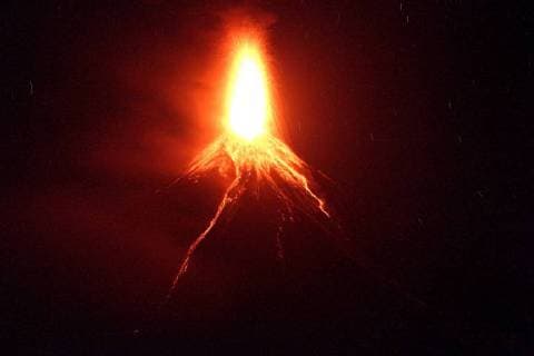 Themen der Woche Bilder des Tages Philippines: Lava explosion from Mt. Mayon Lava flows from the slope of Mt. Mayon in Daraga, Albay, Bicol on January 22, 2018. The Philippine Institute of Volcanology and Seismology (PHILVOLCS) declared alert number 4 and wider the danger zone to 8 kilometers area after explosions with volcanic ash yesterday (January 22, 2018). Philippines  GregorioxB.xDantesxJr.