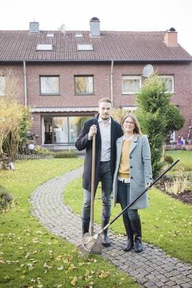 Portrait of couple standing in garden in autumn model released Symbolfoto property released  MOEF00604