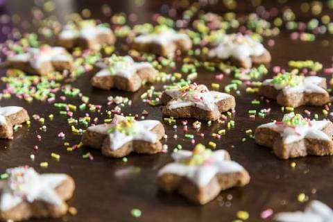 Cinnamon stars with coloured sugar granules  SARF03452