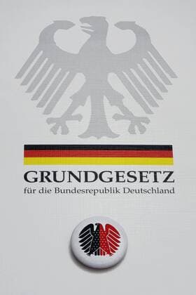 31.12.2017, Grundgesetz und Bundesadler, Grundgesetz für die Bundesrepublik Deutschland, Gesetz, Grundgesetz, Verfassung, Deutschland, Bundesrepublik Deutschland, Grundrechte, Koalition, Grosse Koalition, koalieren, Partei, Parteien, SPD, CDU, CSU, rot, schwarz, Regierung, regieren, Regierungsbildung, Bundesadler, Adler, Symbol, Plakette, Anstecker, Anstecknadel, Symbolbild, Symbolfoto *** 31 12 2017 basic law and Federal Eagle basic law for the Federal Republic of Germany law Basic Law Constitution Germany Germany basic rights Coalition coalition parties SPD coalition party CDU CSU red black Government rule Government Federal Eagle Eagle icon badge pin lapel pin symbol image icon photo